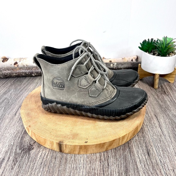 *Sorel | Out N About Plus Duck Boots in black and Olive Size 6 - Picture 1 of 15